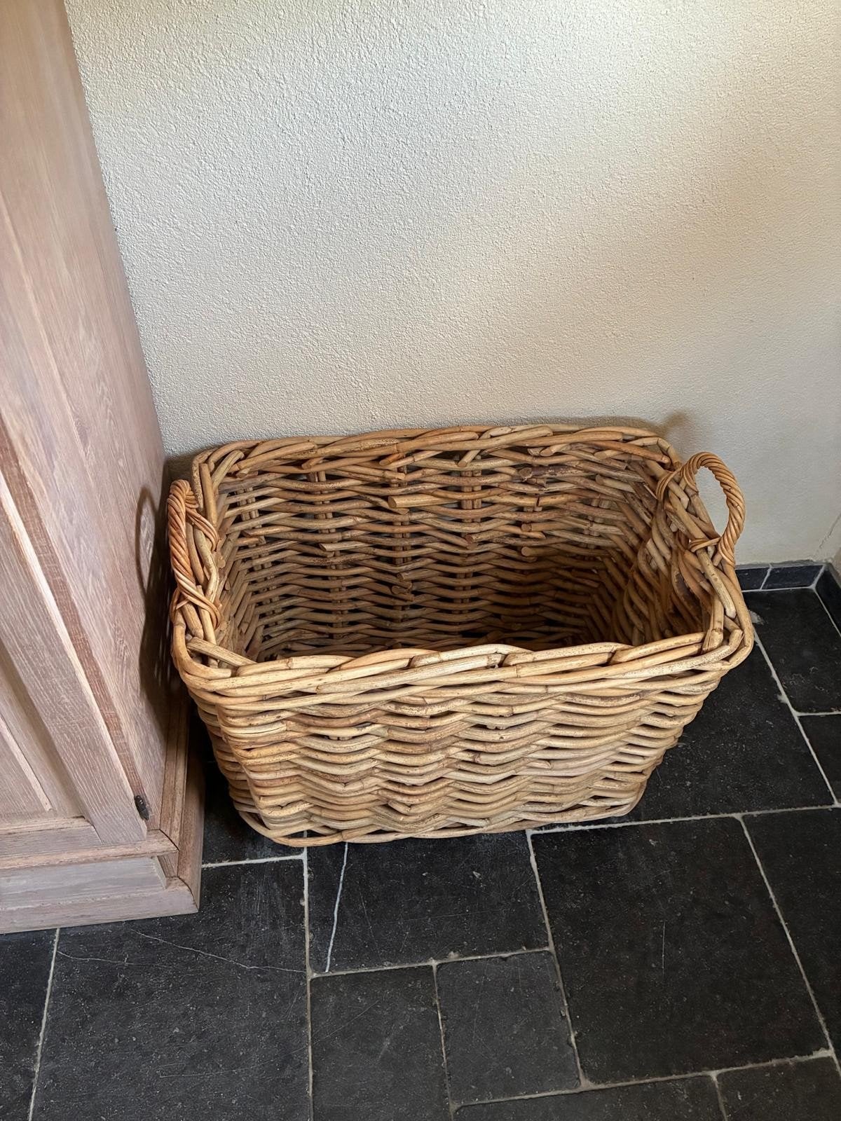 Grote rieten mand met handvatten, Huis en Inrichting, Ophalen, Mand, Zo goed als nieuw, Met handvatten