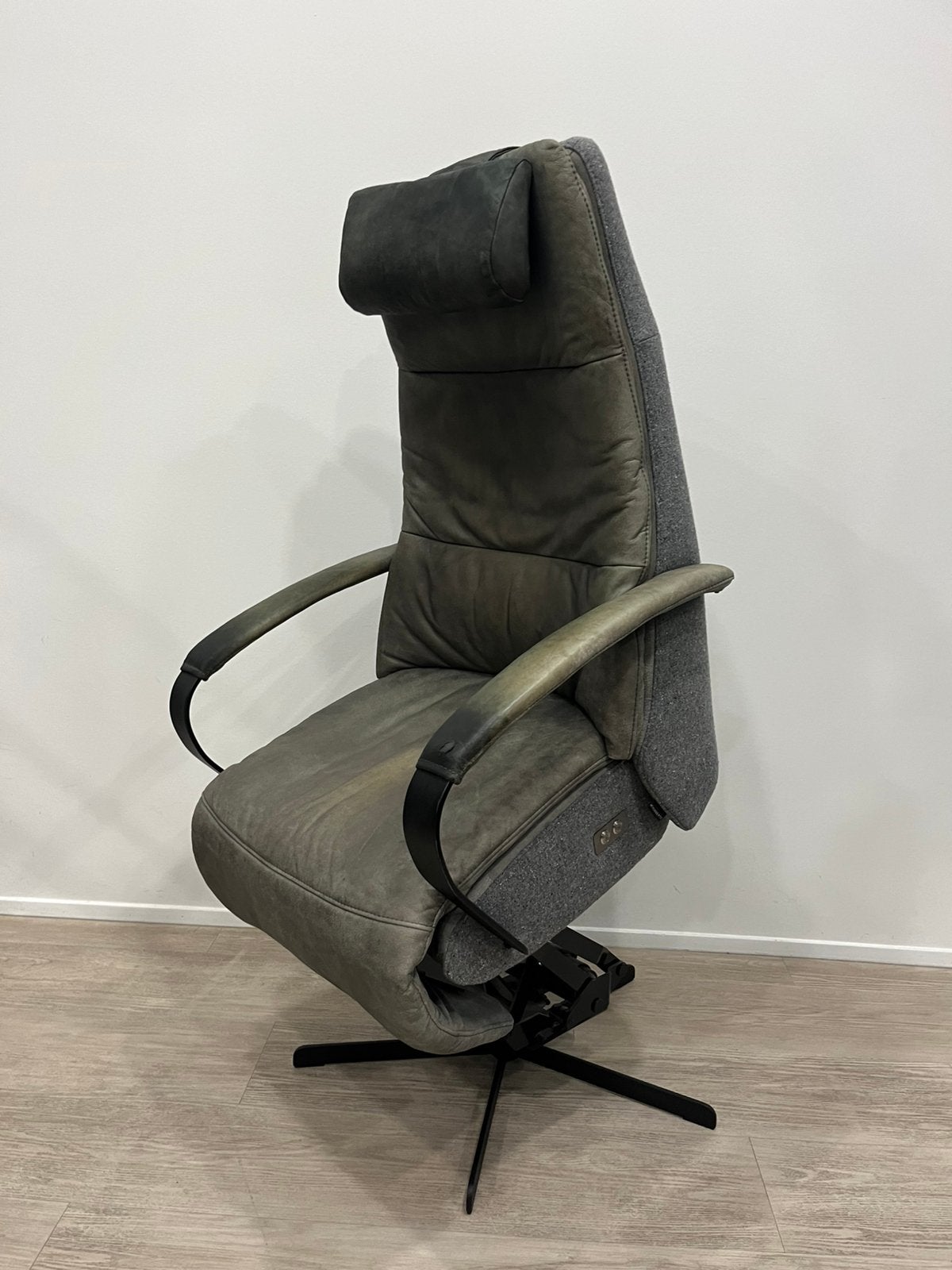 Prominent Humberto E100 Grijs Relaxfauteuil Sta-op Accu M, Huis en Inrichting, Fauteuils, Ophalen, Minder dan 75 cm, Zo goed als nieuw