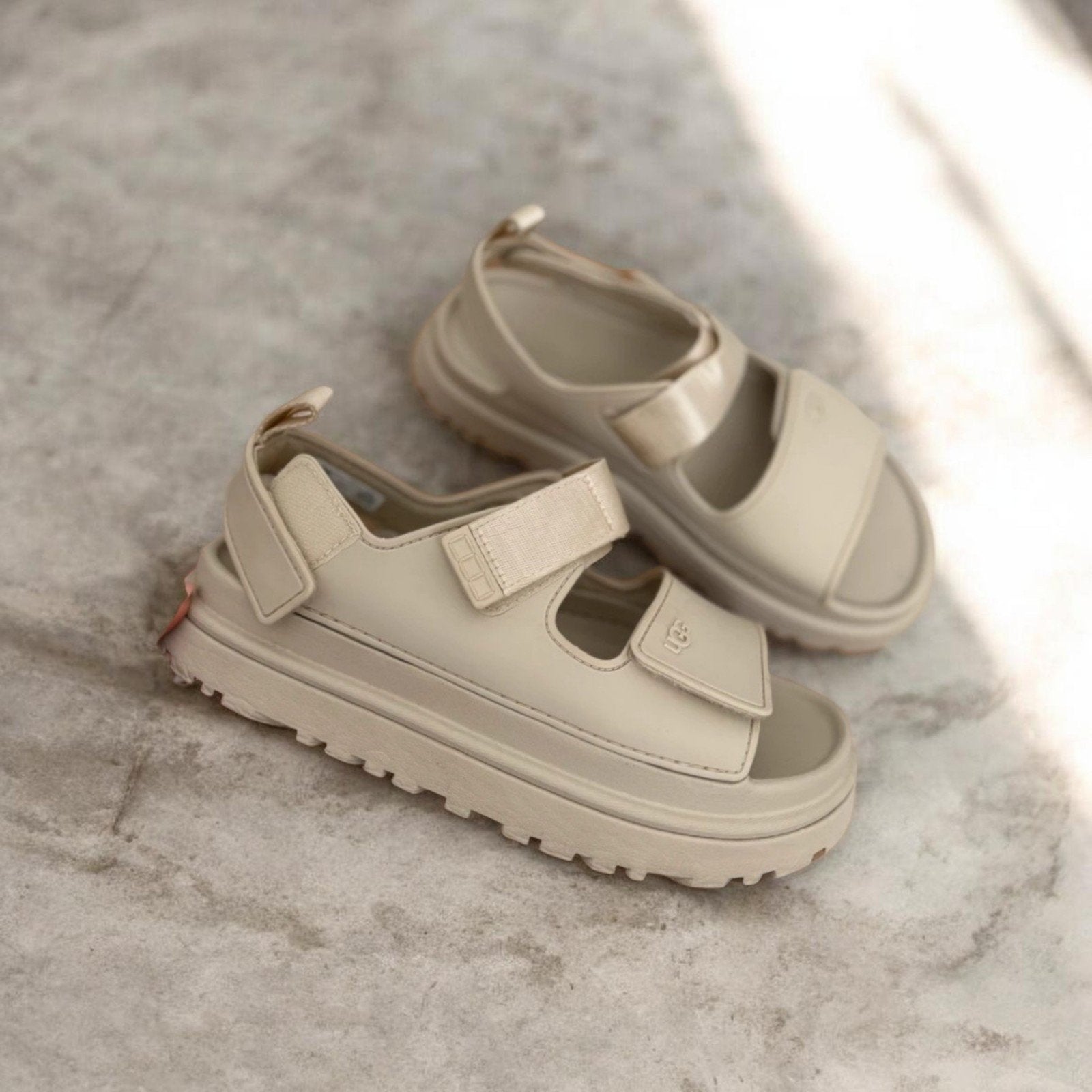 Nieuwe UGG GoldenGlow Sandalen – Maat 37– Sea Sa, UGG, Beige, Zo goed als nieuw, Sandalen of Muiltjes