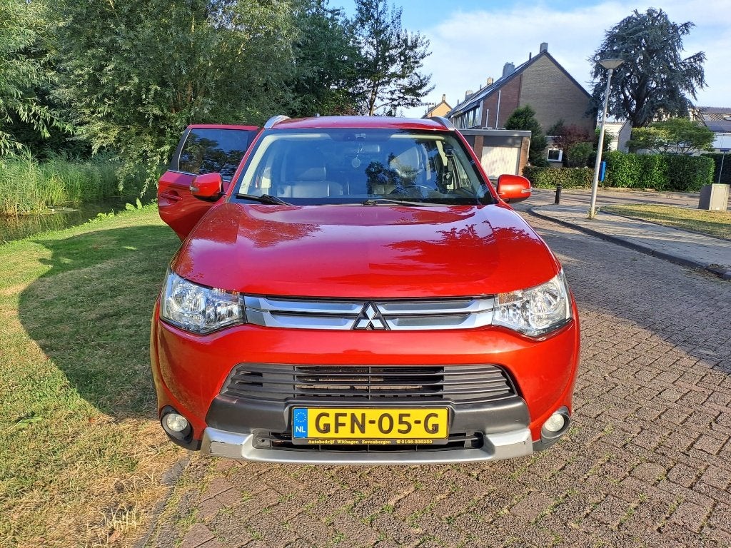 Mitsubishi Outlander 2.2 Di-d Cleartec 4WD 7pl 2014 Rood, Auto's, Mitsubishi, Euro 5, Zwart, 4 cilinders, 2000 kg
