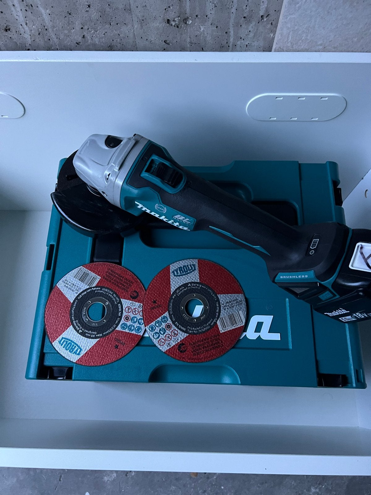 Makita DGA504 Haakse Slijper 18V met 5.0Ah accu en koffer, Ophalen of Verzenden, Zo goed als nieuw, 1000 watt of meer, Haakse handslijpmachine