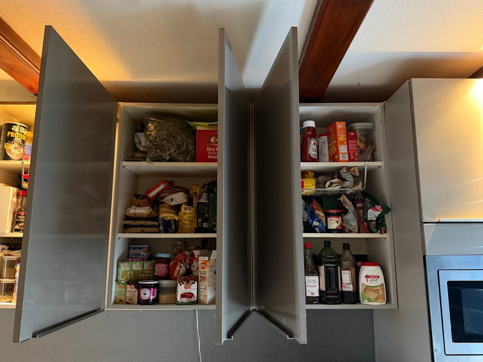 Foto 2 van Hoogglans zilverkleuringe keukenkasten
