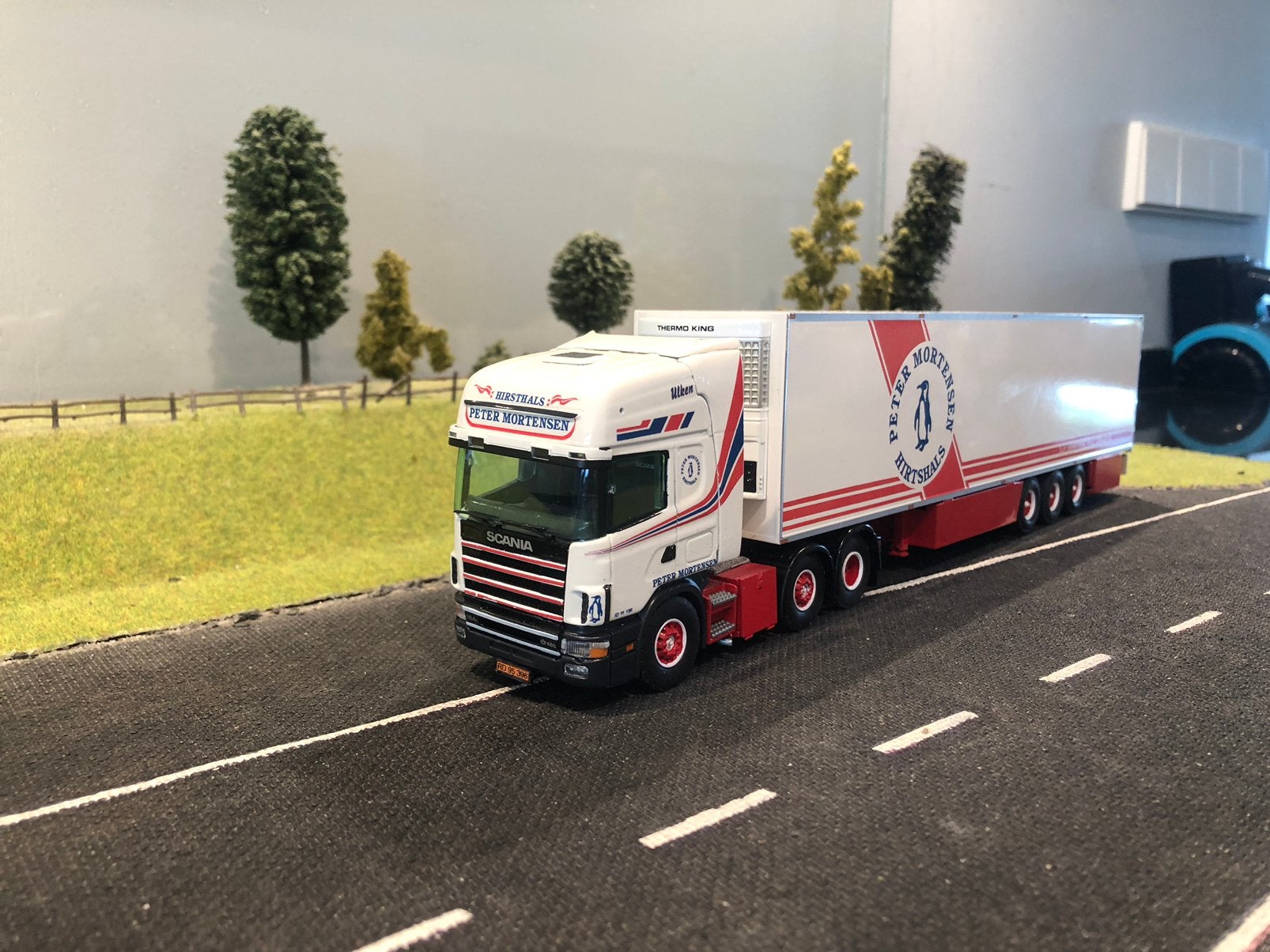 Scania 144 met koeloplegger van Mortensen, Hobby en Vrije tijd, Ophalen of Verzenden, Zo goed als nieuw, Bus of Vrachtwagen, Tekno