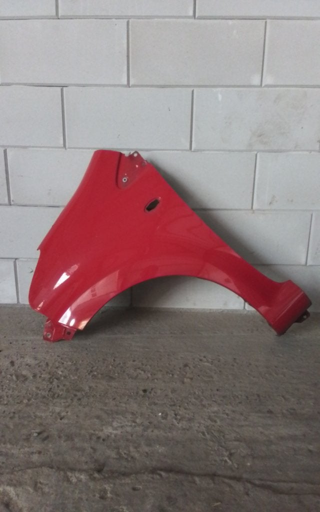 ZIJSCHERM LINKS VOOR ROOD TOYOTA AYGO, Auto-onderdelen, Niet ingevuld, Gebruikt, Ophalen of Verzenden, Spatbord