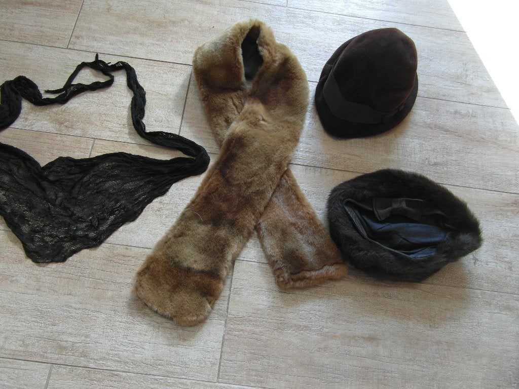 1-2 bruine hoedjes,   Bontje,  sjaaltje kant  OOK APART tk, Ophalen of Verzenden