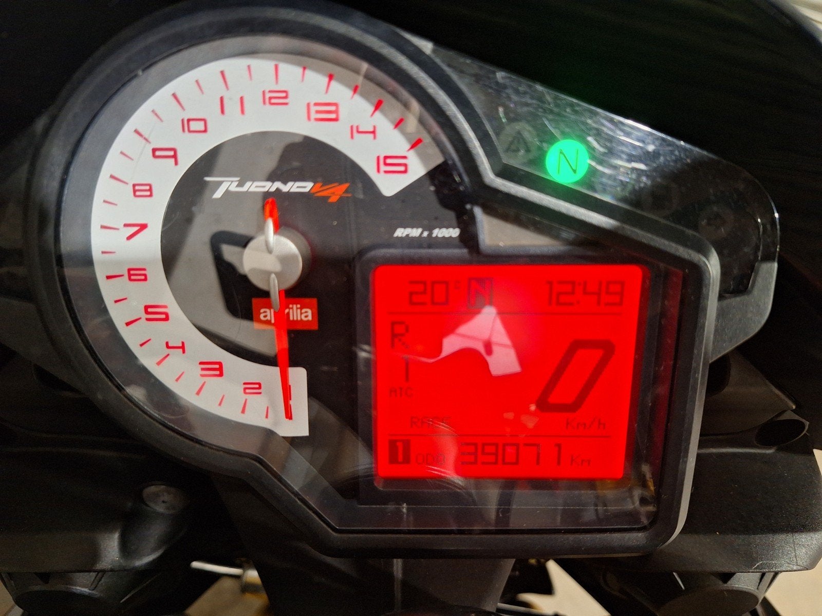 Foto 12 van DIKSTE Aprilia Tuono V4 APRC Hyper Naked carbon RSV4 MT09