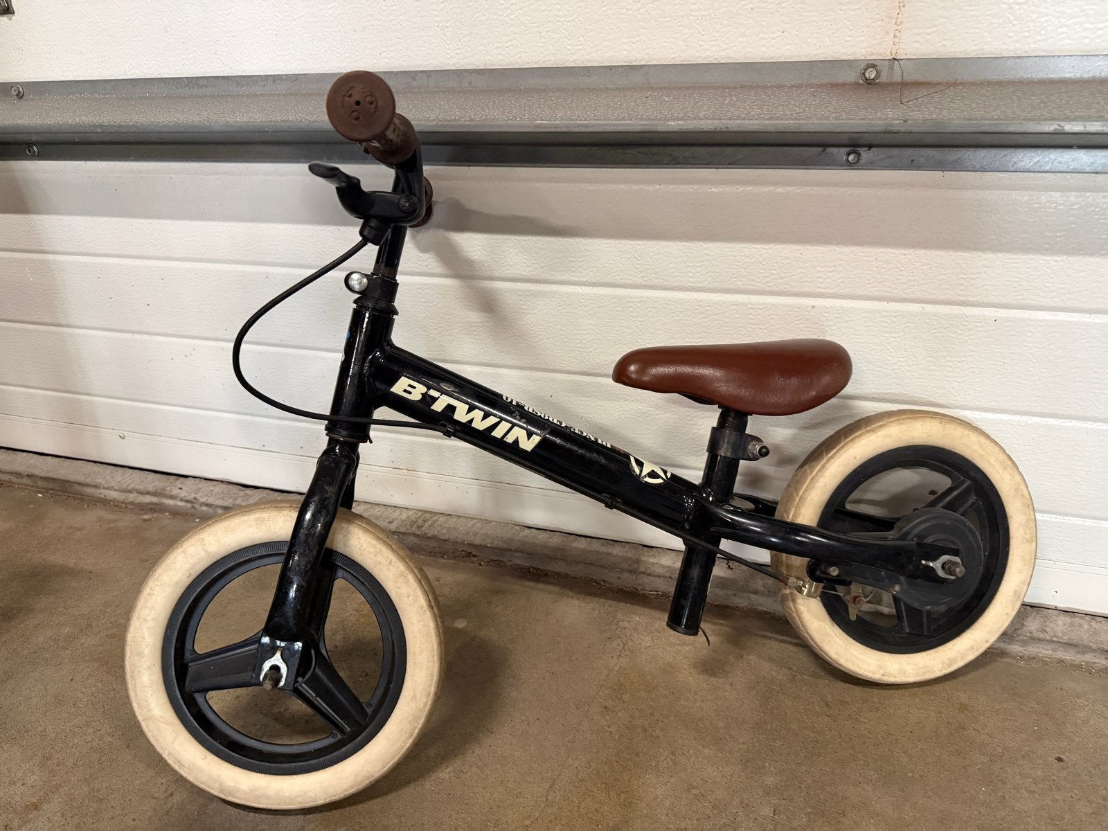 B'Twin loopfiets zwart met bruin zadel, Fietsen en Brommers, Ophalen, Gebruikt, Velgrem, Minder dan 16 inch