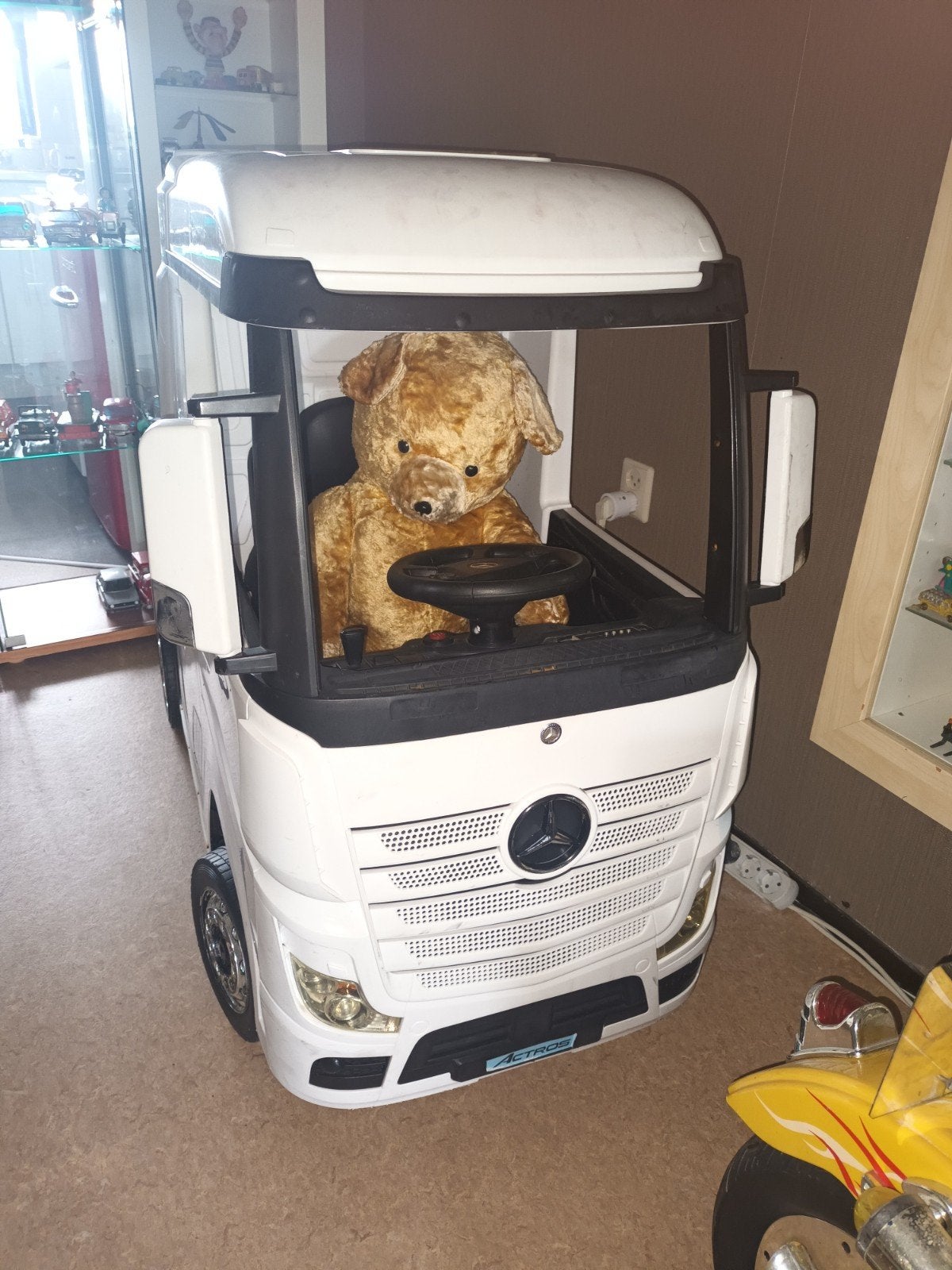Mercedes Actros kinder accu truck., Ophalen