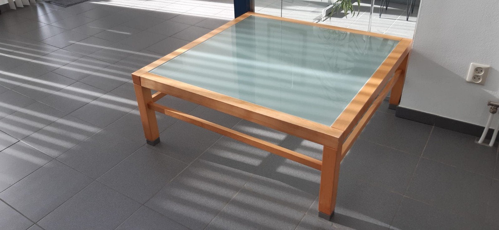 Houten salontafel met glazen blad, Glas, Vierkant, Ophalen of Verzenden, Zo goed als nieuw