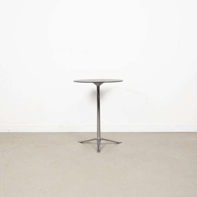 1x Fritz Hansen KS12 Tafel Zwart Kunststof Ø45 cm- Aluminium, Minder dan 55 cm, Metaal of Aluminium, Ophalen of Verzenden, Zo goed als nieuw