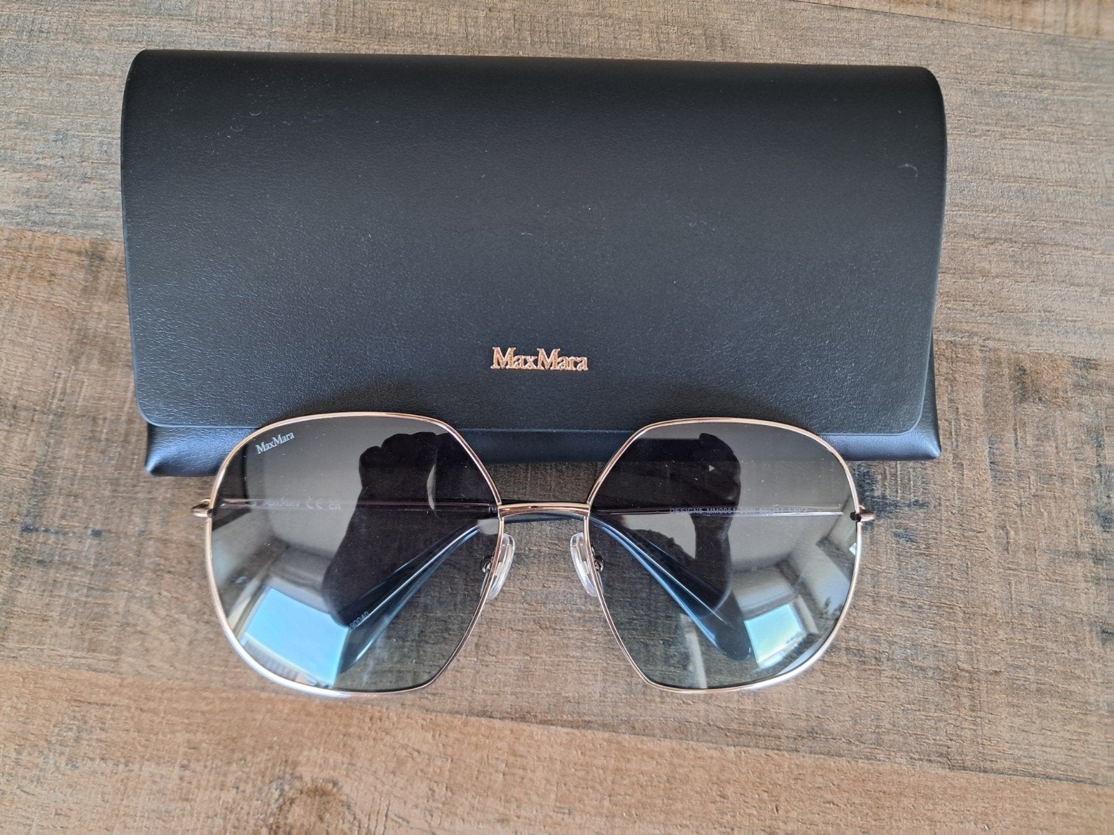 zonnebril met hoesje (max mara), Sieraden, Tassen en Uiterlijk, Overige merken, Zonnebril, Zwart, Nieuw
