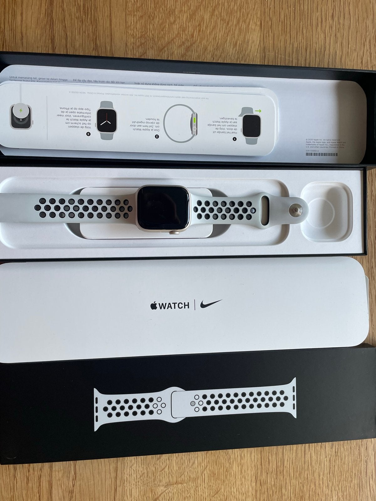 Foto 3 van Apple Watch Nike Series 7 41mm witgoud
