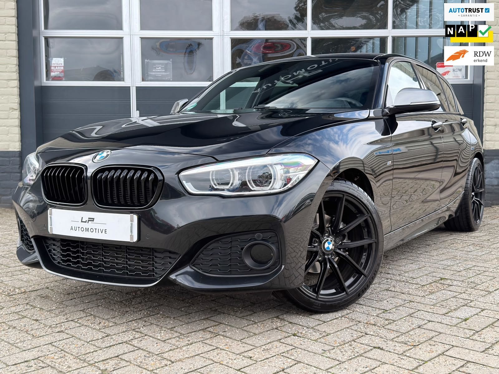 BMW 1-serie 118i High Exe / M-pakket / NL-auto / Carplay, Auto's, Dealer onderhouden, Gebruikt, Verwarmde buitenspiegels, Zwart
