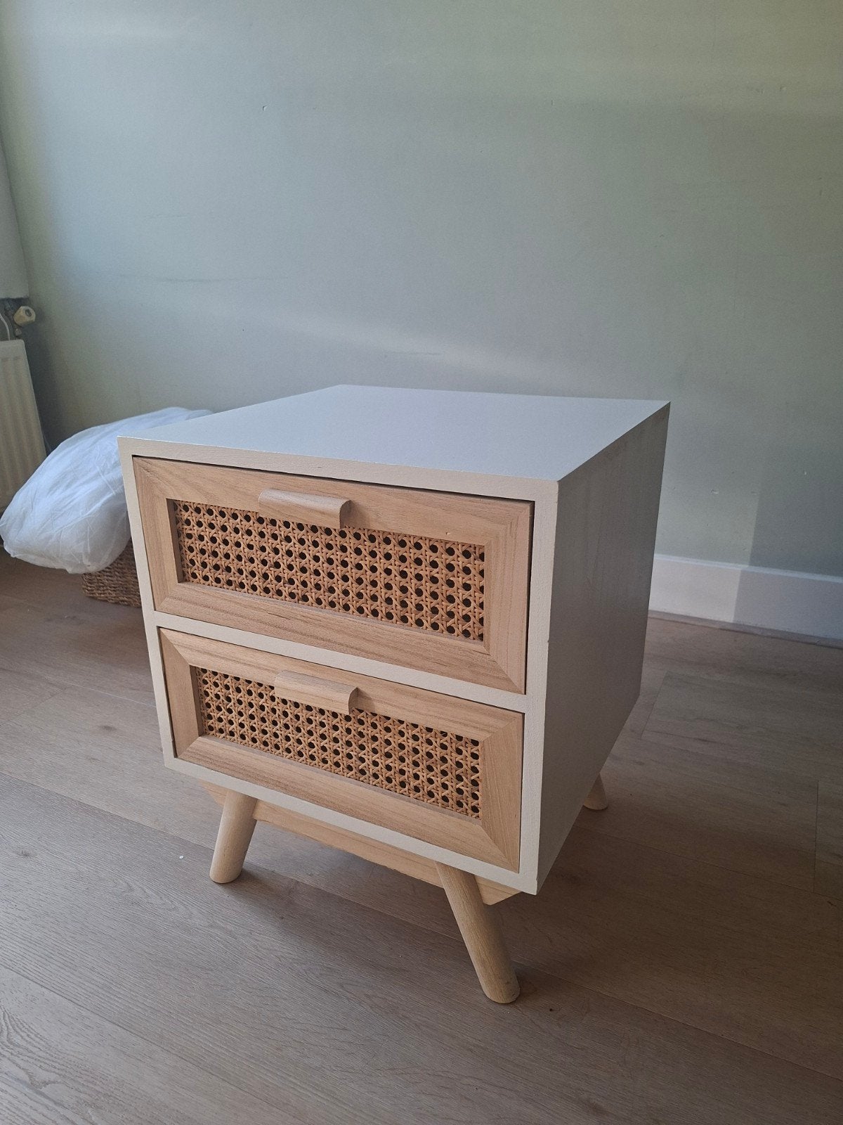 Sklum Ralik Nachtkastje 40x40 cm met rotan lades, Huis en Inrichting, Slaapkamer | Nachtkastjes, Ophalen, Minder dan 45 cm, Zo goed als nieuw