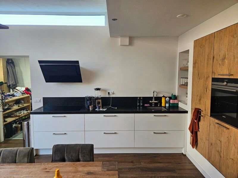 Moderne keuken met wit en hout design, inclusief apparatuur, Ophalen, Gebruikt, Wit, Hoekkeuken