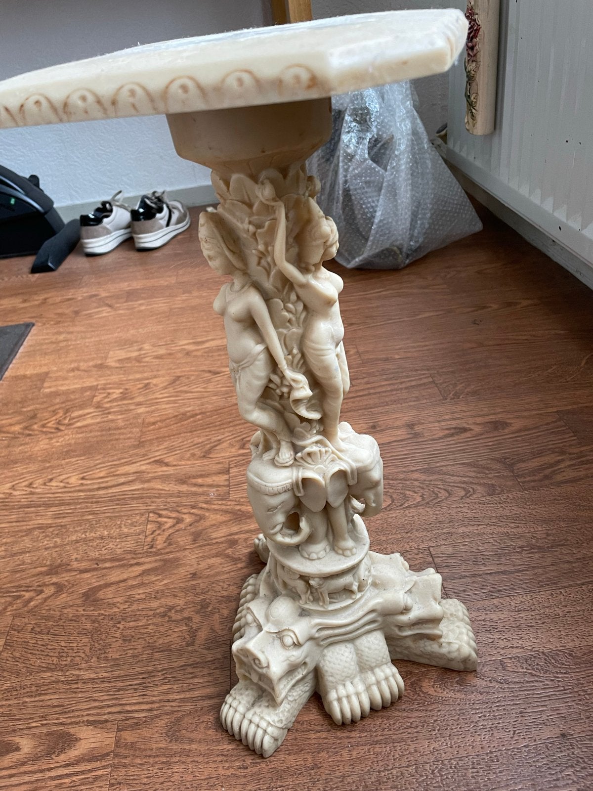 Decoratieve bijzettafel met gedetailleerde sculpturen, Ophalen of Verzenden
