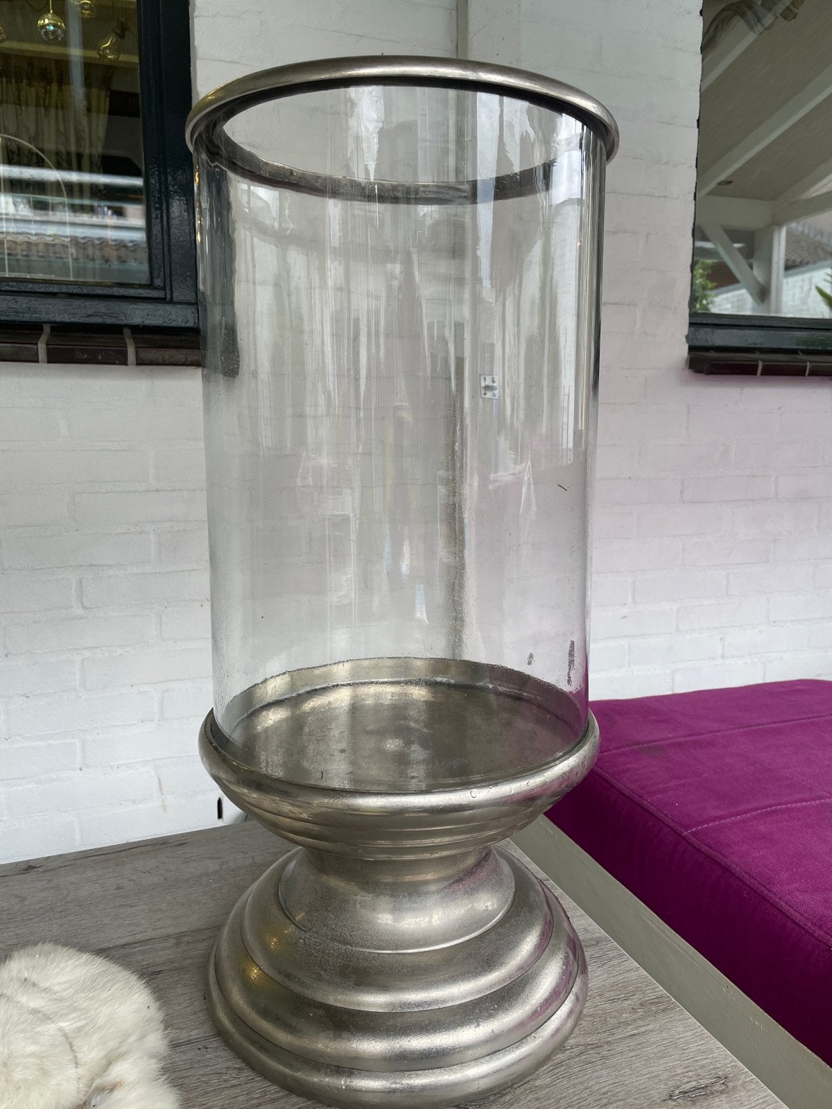 Grote glazen windlicht met metalen voet (Calmare), Ophalen, Windlicht, Gebruikt, Metaal