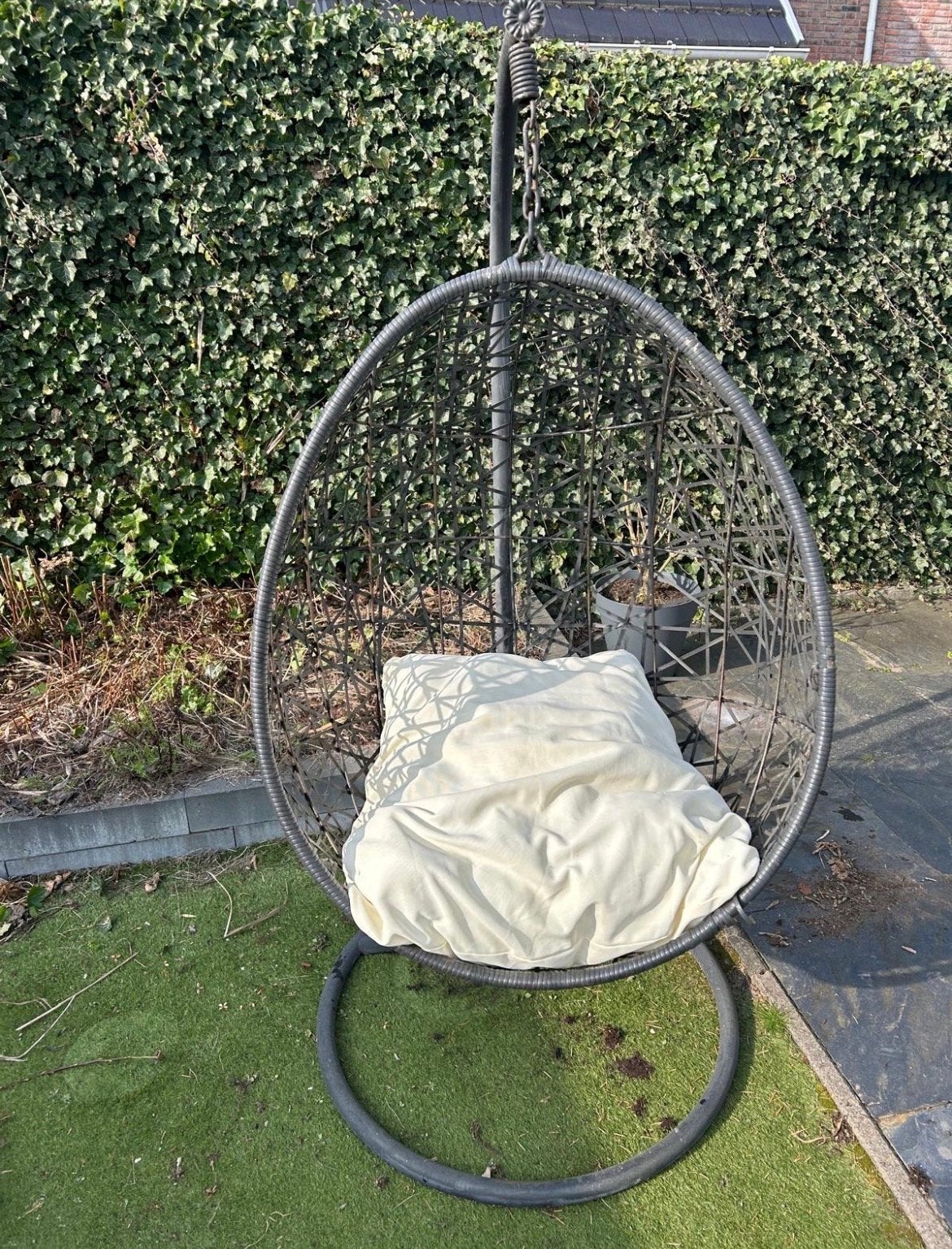 Comfortabele hangstoel (eggchair) met standaard en kussen, Tuin en Terras, Tuinstoelen, Ophalen, Gebruikt, Wicker