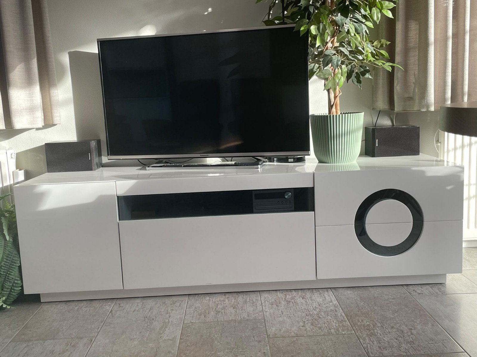 Hoogglans wit tv-meubel - Modern en stijlvol, Ophalen, Gebruikt, 150 tot 200 cm, Minder dan 100 cm