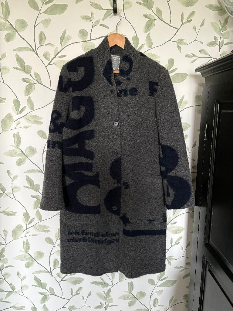 Geisha lang grijs vest blauwe letters XS 34, Geisha, Ophalen of Verzenden, Zo goed als nieuw, Maat 34 (XS) of kleiner
