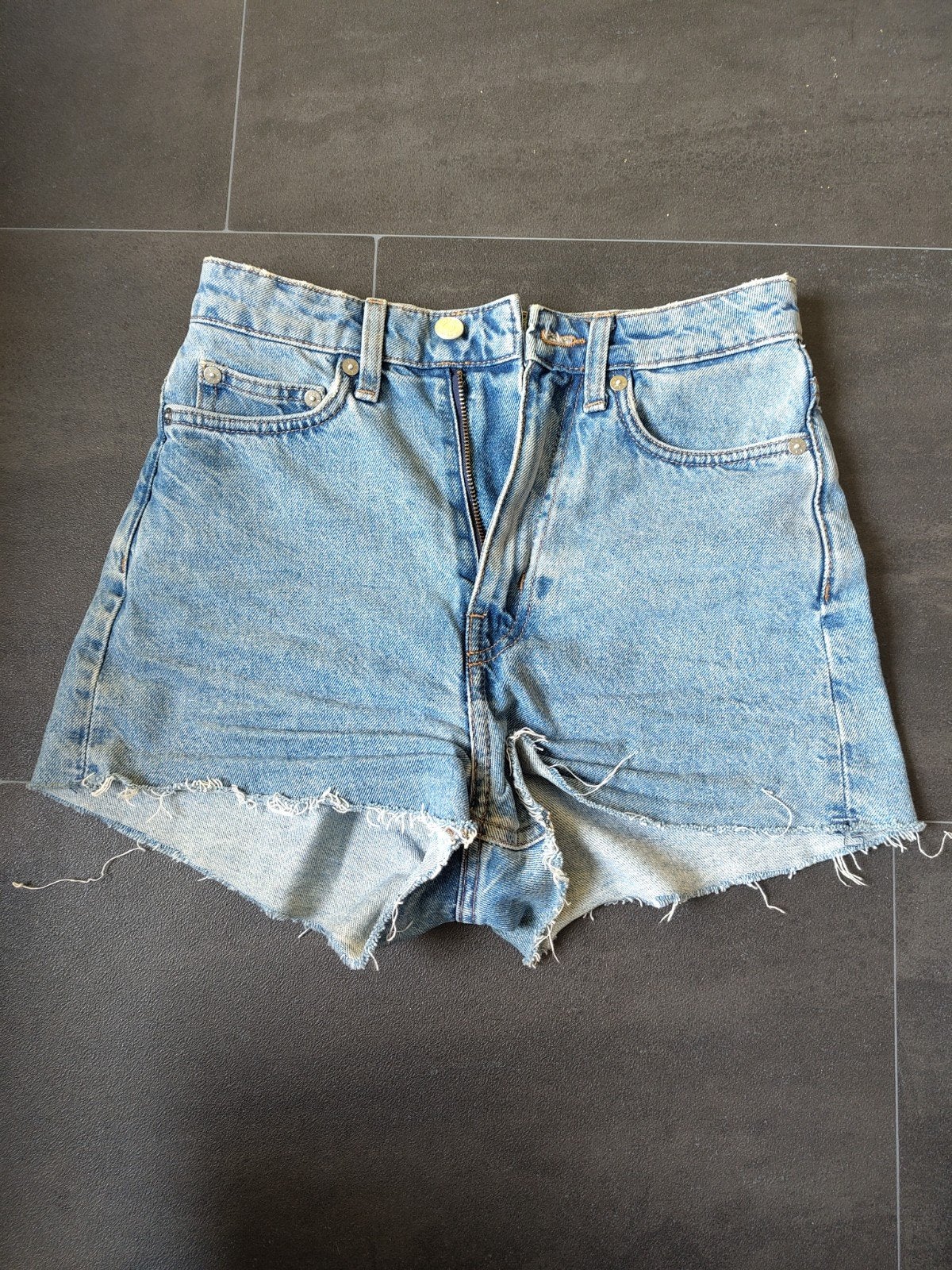 Korte broek Weekday, Ophalen of Verzenden, Zo goed als nieuw, Blauw, W27 (confectie 34) of kleiner