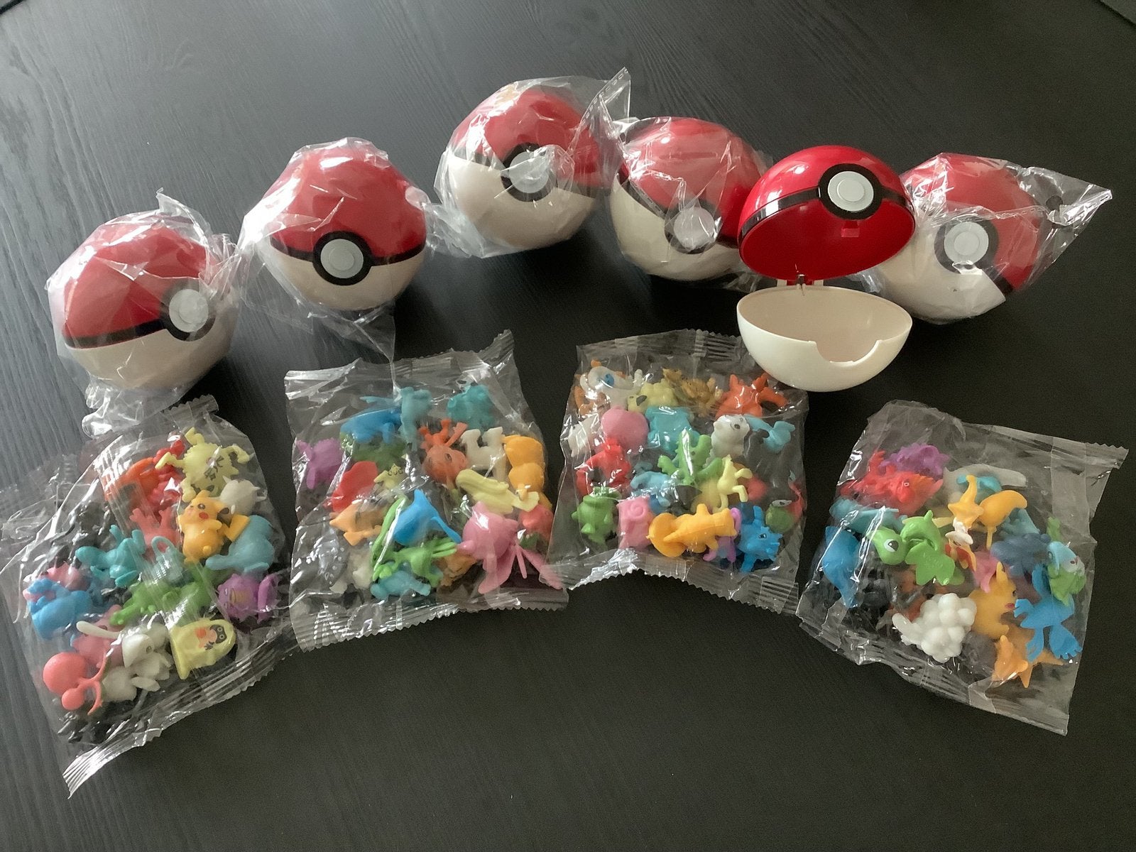 Pokemon bal pokeball met 24 figuren poppetjes pokemonbal, Verzamelen, Ophalen of Verzenden, Nieuw