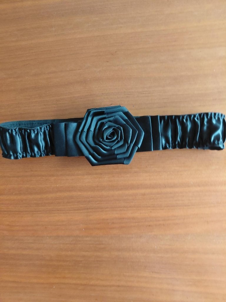 Zwarte riem met roos in het midden., 80 tot 90 cm, 3 tot 5 cm, Zwart, Tailleriem