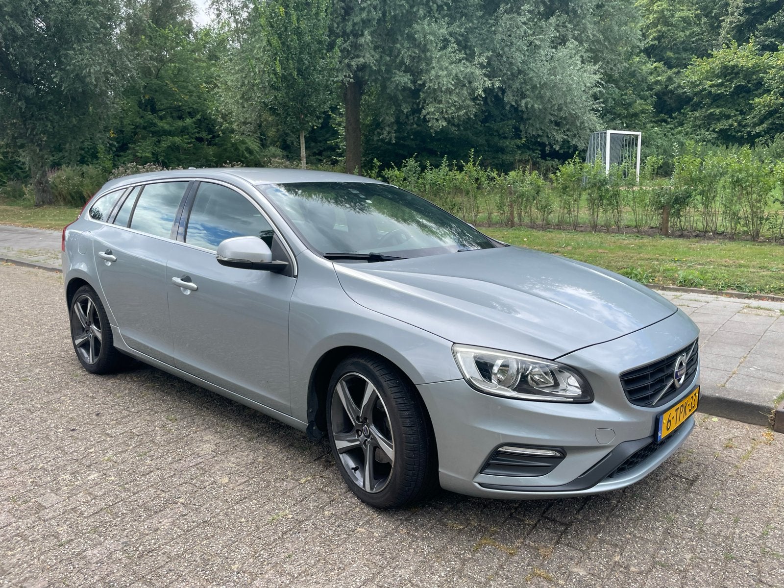 Volvo V60 R-Design trekhaak T3 150pk Powershift 2014 Grijs, Auto's, Volvo, Zwart, 4 cilinders, Leder en Stof, Particulier