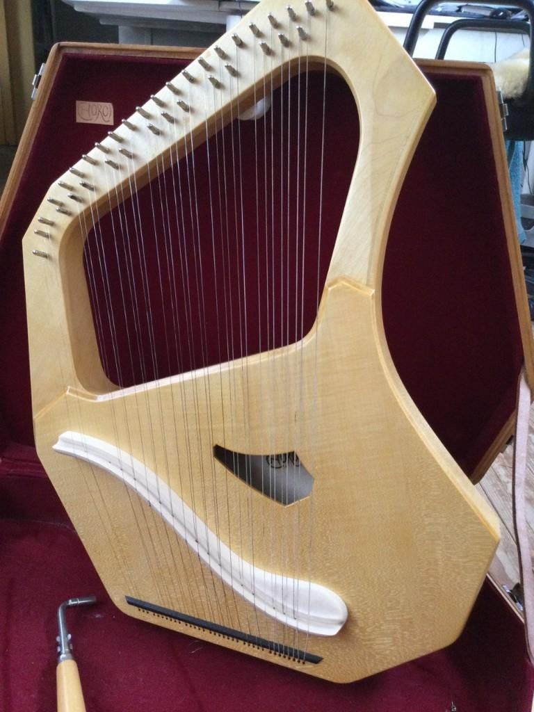 Grote sopraanlier Choroi met stemsleutel en koffer, Muziek en Instrumenten, Snaarinstrumenten | Harpen, Gebruikt, Ophalen