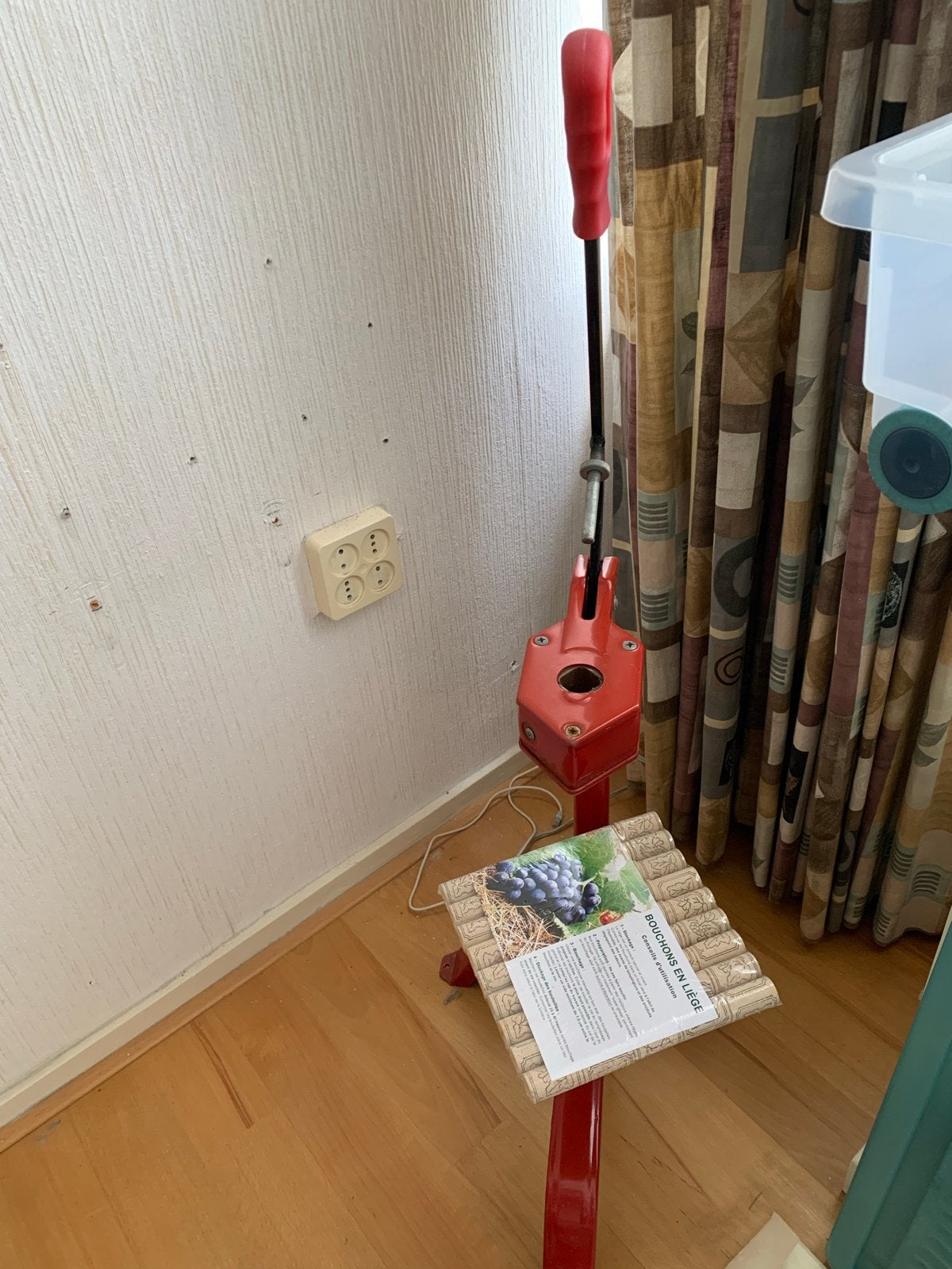 Wijnkurkapparaat met kurken, Ophalen, Gebruikt