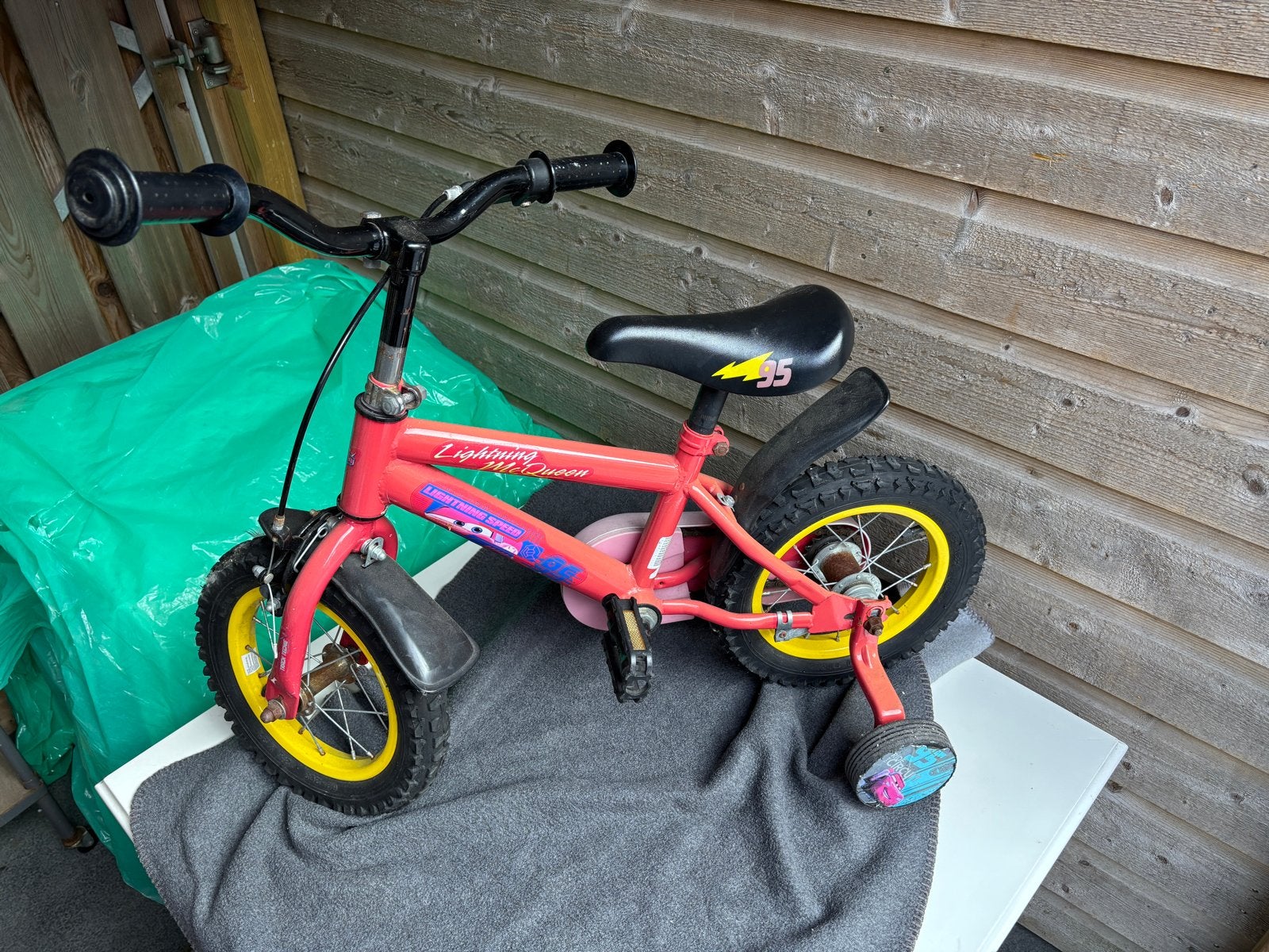 Kinderfiets Lightning McQueen met zijwieltjes, Fietsen en Brommers, Terugtraprem, Zijwieltjes, Gebruikt, Ophalen of Verzenden