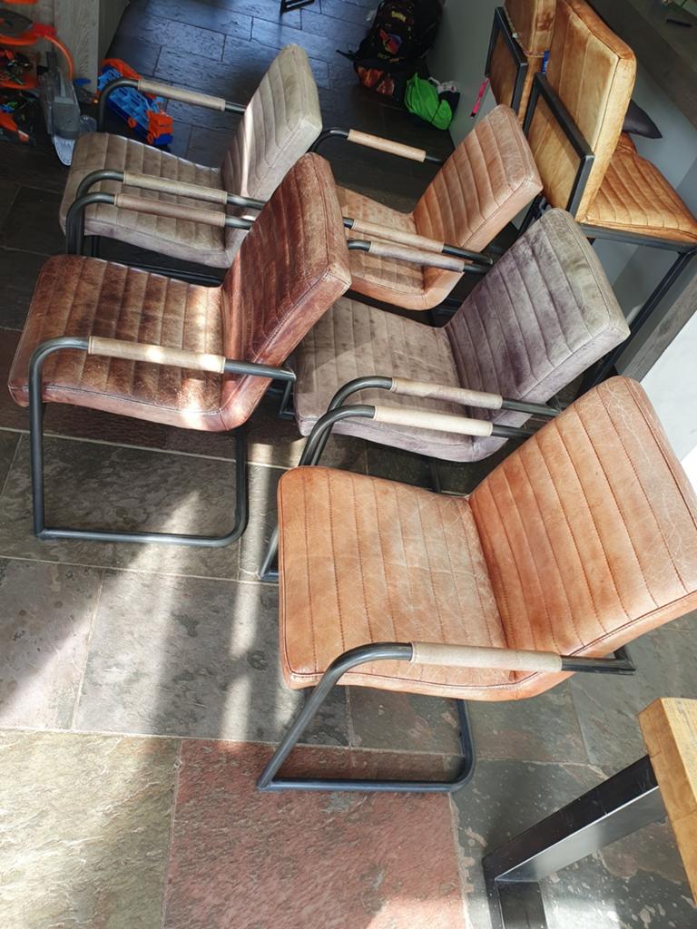 5 eetkamerstoelen.
Metalen frame met leren zitting., Huis en Inrichting, Stoelen, Ophalen, Gebruikt, Leer, Vijf, Zes of meer stoelen