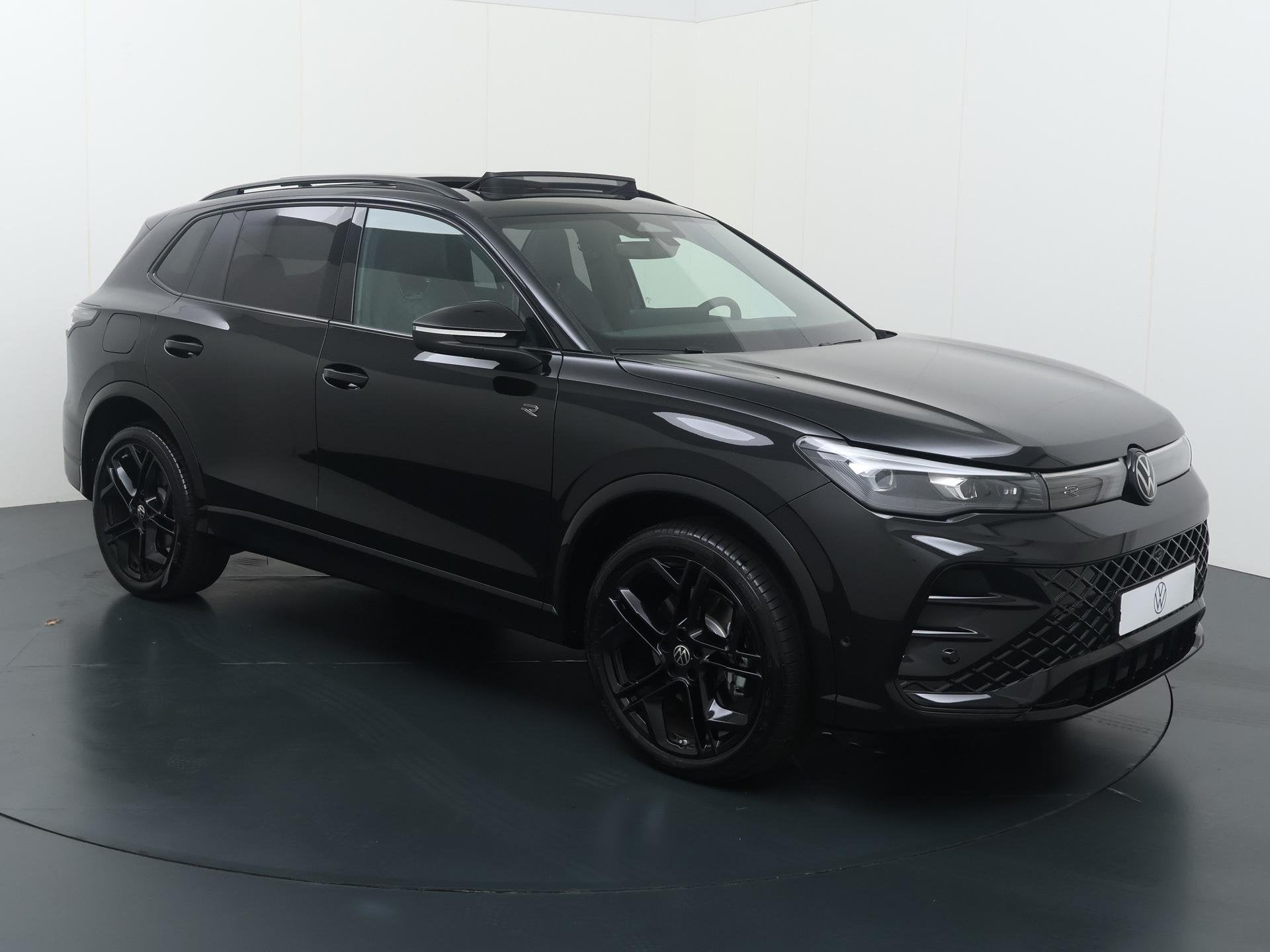 Volkswagen Tiguan 1.5 eHybrid R-Line Edition | 272 PK | SoH, 12 maanden, Stof, 4 cilinders, Zwart