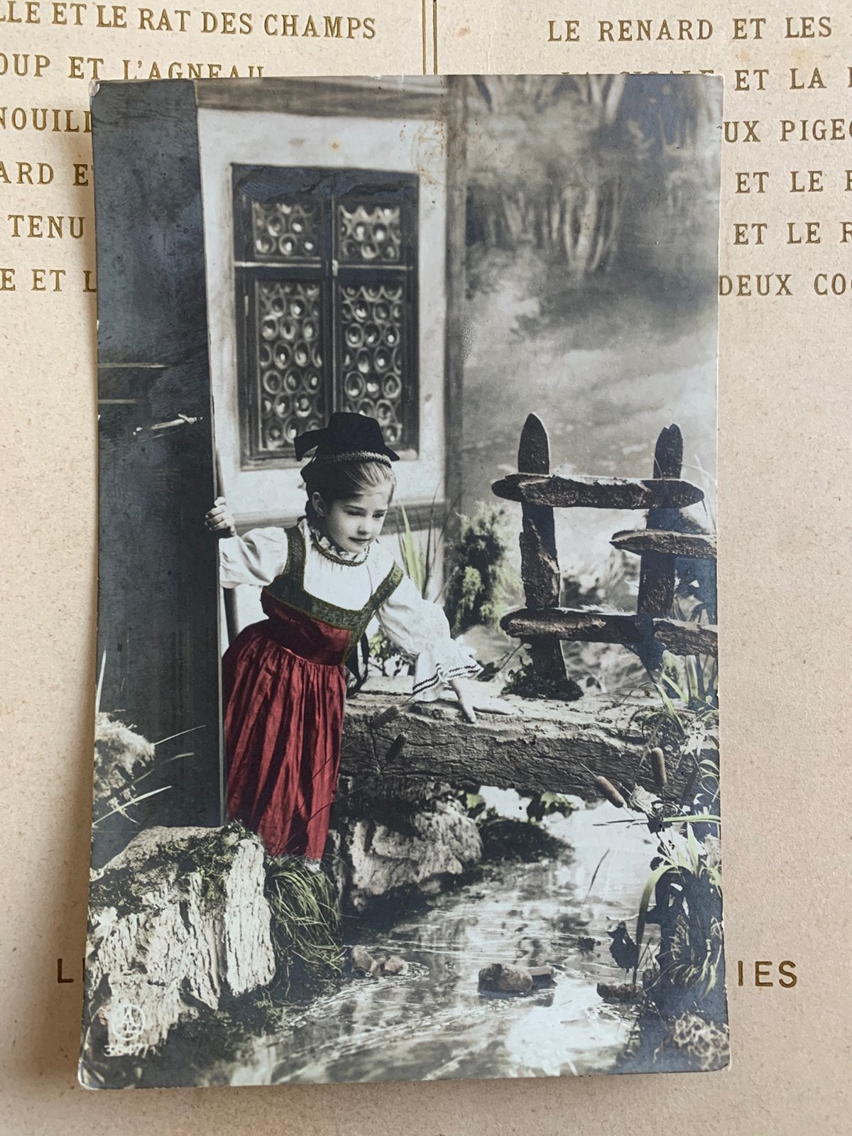 13-3-1922 Meisje bij beekje achter het huis (II), Ophalen of Verzenden, 1920 tot 1940, Gelopen, Kinderen