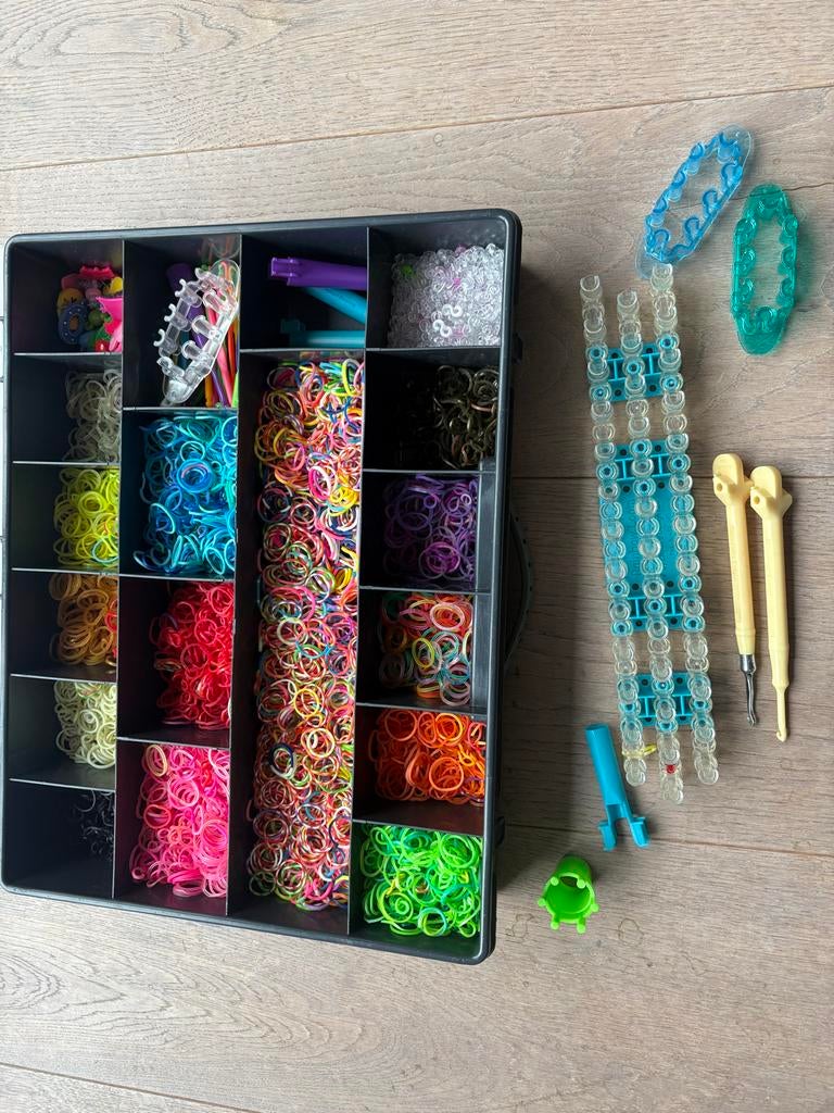 Loom elastiekjes, naalden, bord en sluitinkjes, Ophalen of Verzenden, Zo goed als nieuw