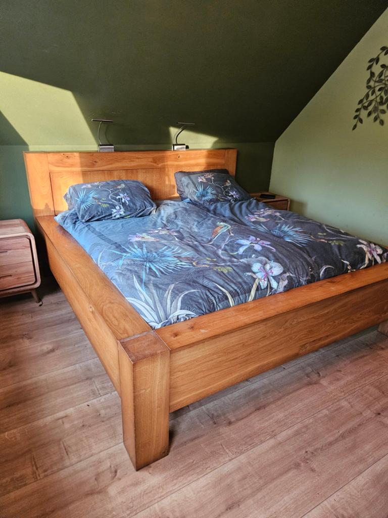 Massief houten tweepersoonsbed met nachtkastjes, Huis en Inrichting, Slaapkamer | Bedden, Gebruikt, Bruin, Tweepersoons, Ophalen of Verzenden