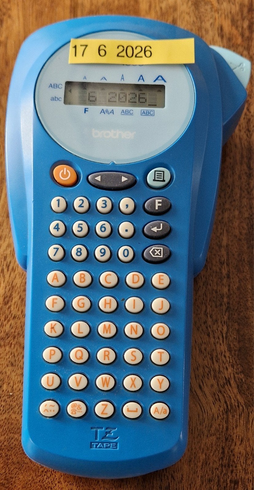Brother PT-1000 P-Touch labelprinter met gele tape, Computers en Software, Labelprinters, Qwerty, Ophalen of Verzenden, Zo goed als nieuw
