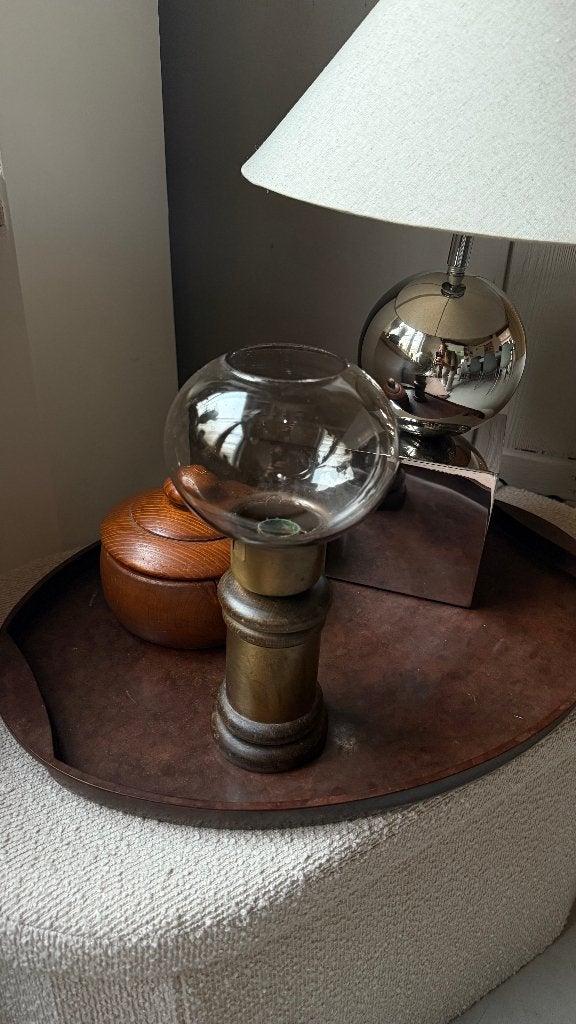 Vintage olielamp van hout & messing met glazen kap, Gebruikt, Ophalen of Verzenden, Goud, Vintage