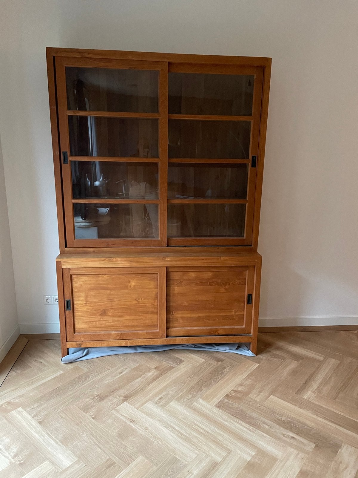 Teak houten vitrinekast met schuifdeuren, Ophalen, Gebruikt, 100 tot 150 cm, 25 tot 50 cm