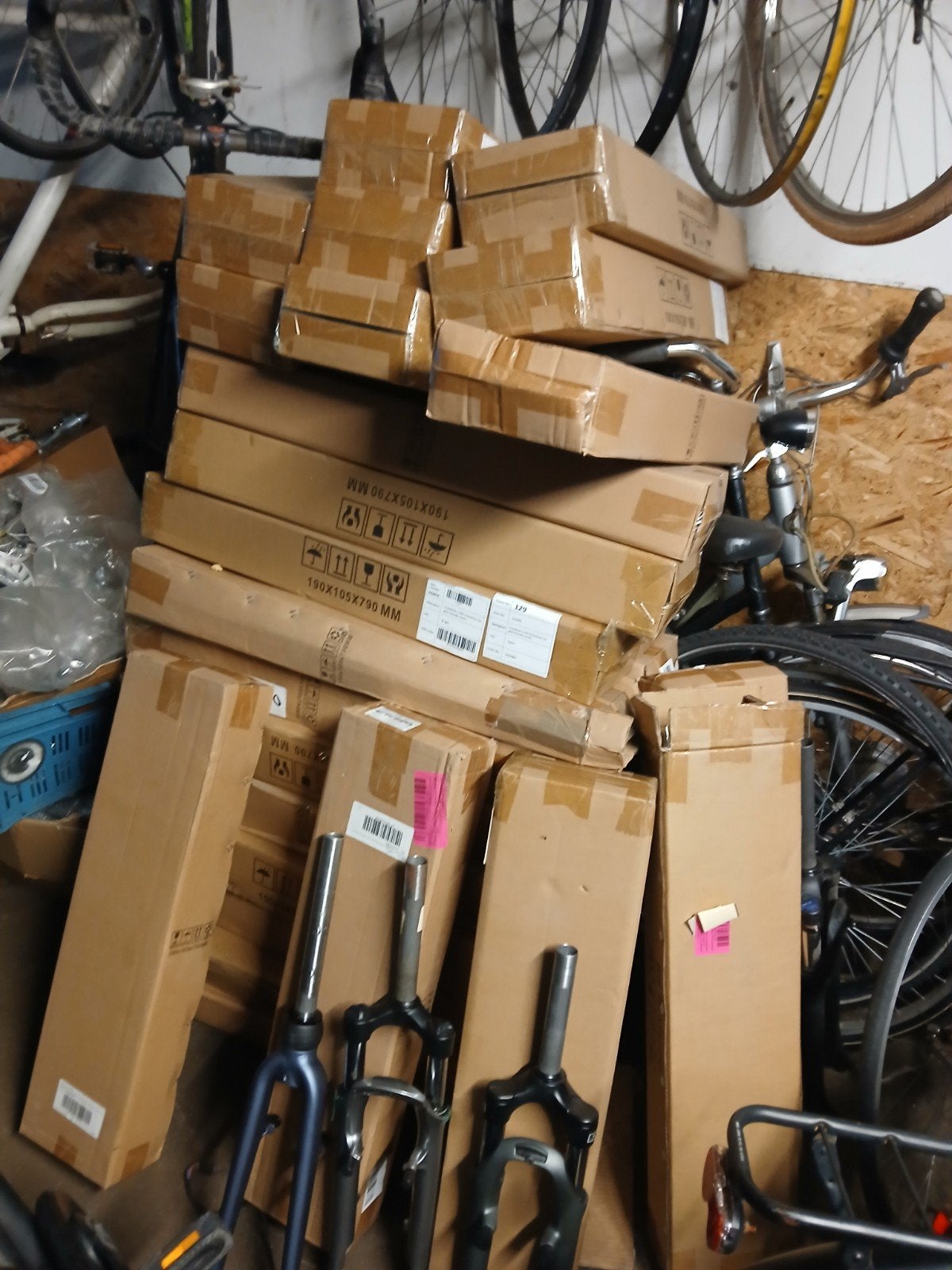 partij voorvorken 28 inch verende voorvork 20 stuks 150€, Fietsen en Brommers, Ophalen of Verzenden, Nieuw, Voorvork