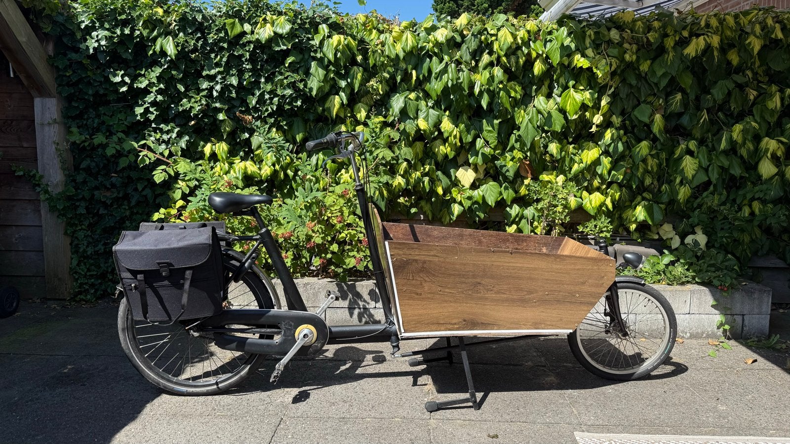 Bakfiets met houten bak en fietstassen, Gebruikt, 2 kinderen, Schijfrem, Ophalen