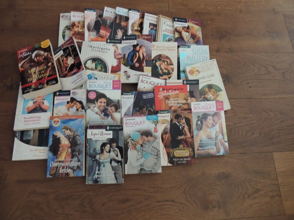 32 nette boeken van harlequin uit de bouquet reeks 10 euro !, Ophalen, Gelezen