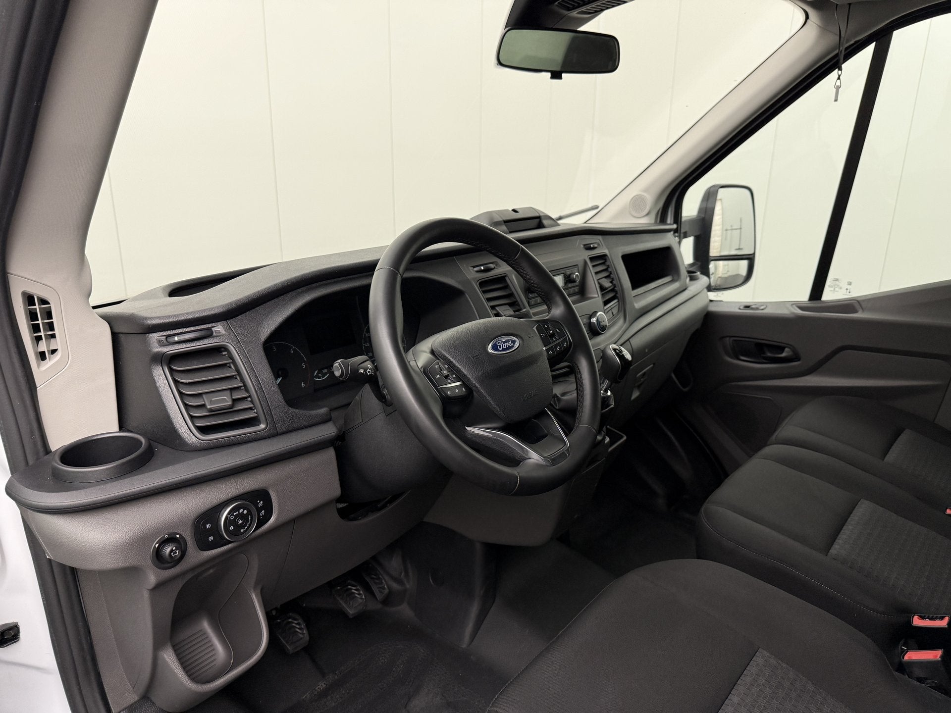 Ford Transit 2.0TDCi 170PK Bakwagen+Laadklep | Dakspoiler |, Stof, Gebruikt, Zwart, 170 pk