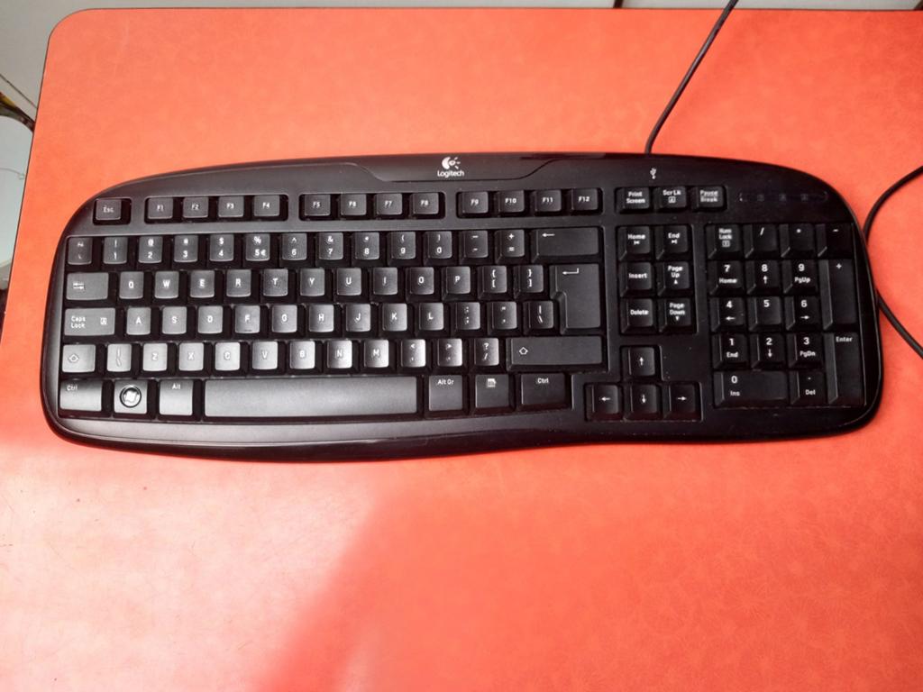 Logitech toetsenbord, Logitech, Ophalen of Verzenden, Zo goed als nieuw, Qwerty