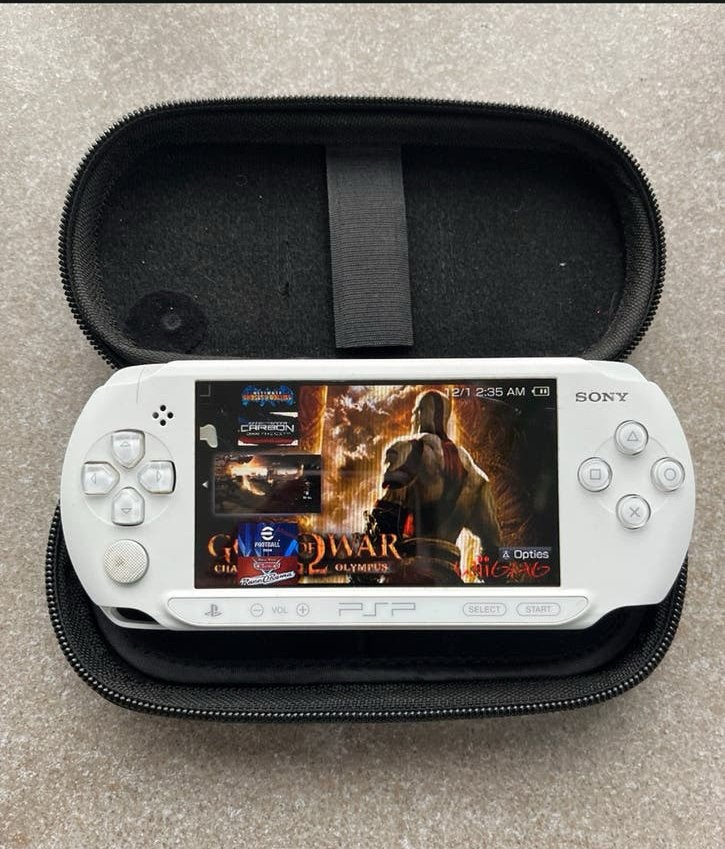 Witte PSP met God of War, geheugenkaart en lader, Met games, Wit, Ophalen of Verzenden, Zo goed als nieuw