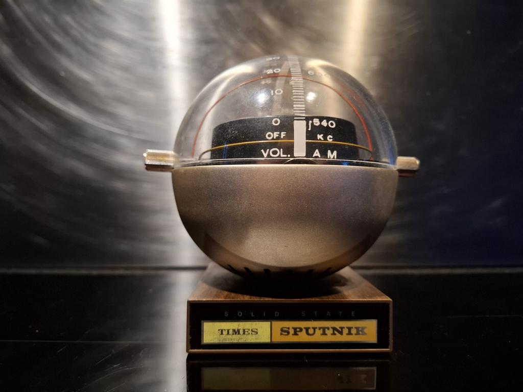 1968 SOLID STATE SPUTNIK SPACE AGE TRANSISTOR RADIO ZGAN, Ophalen of Verzenden