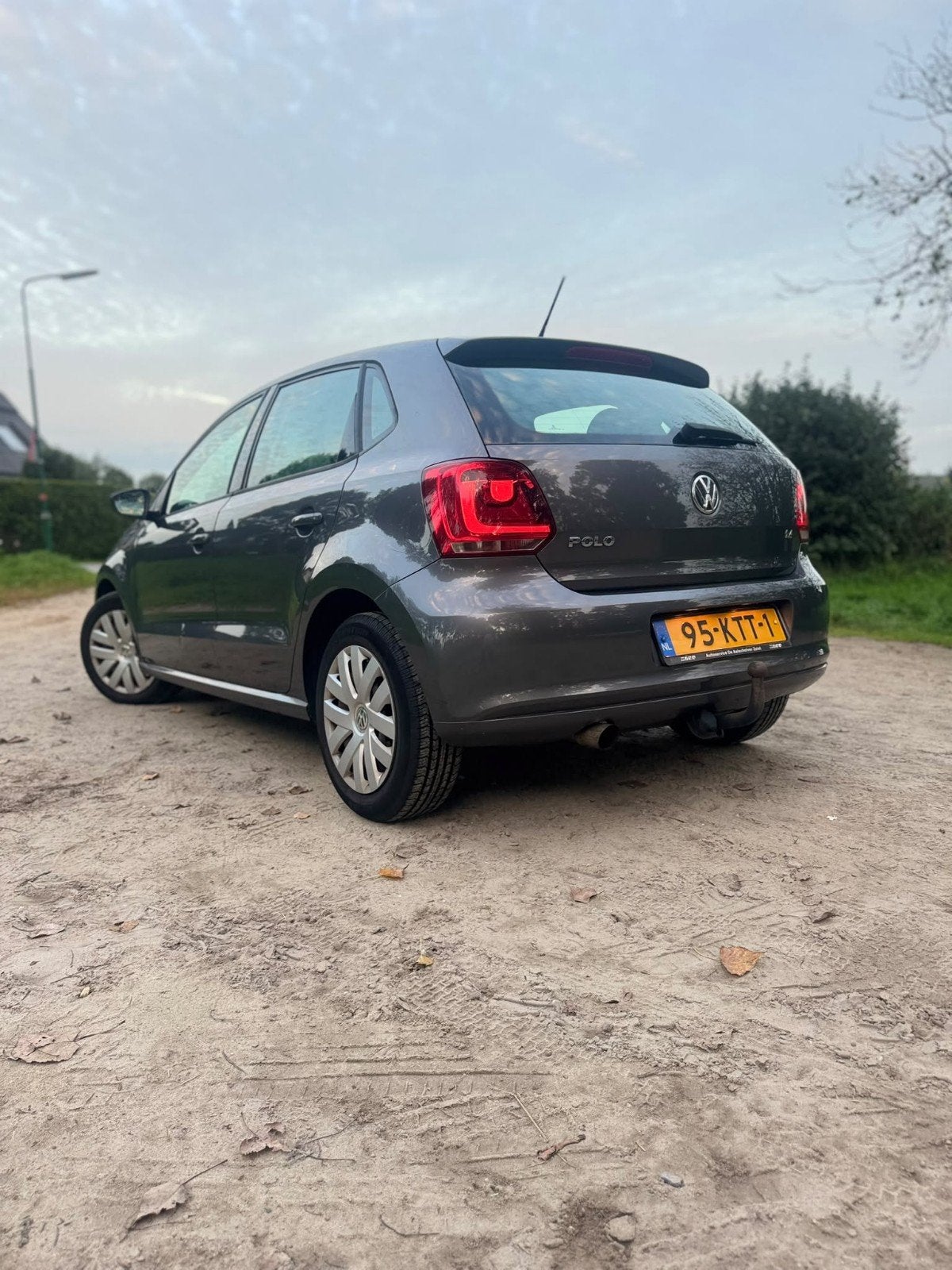 AUTOMAAT !! 1.4 Volkswagen Polo 63KW 2010 Grijs, Auto's, 40 €/maand, Beige, 4 cilinders, Alcantara