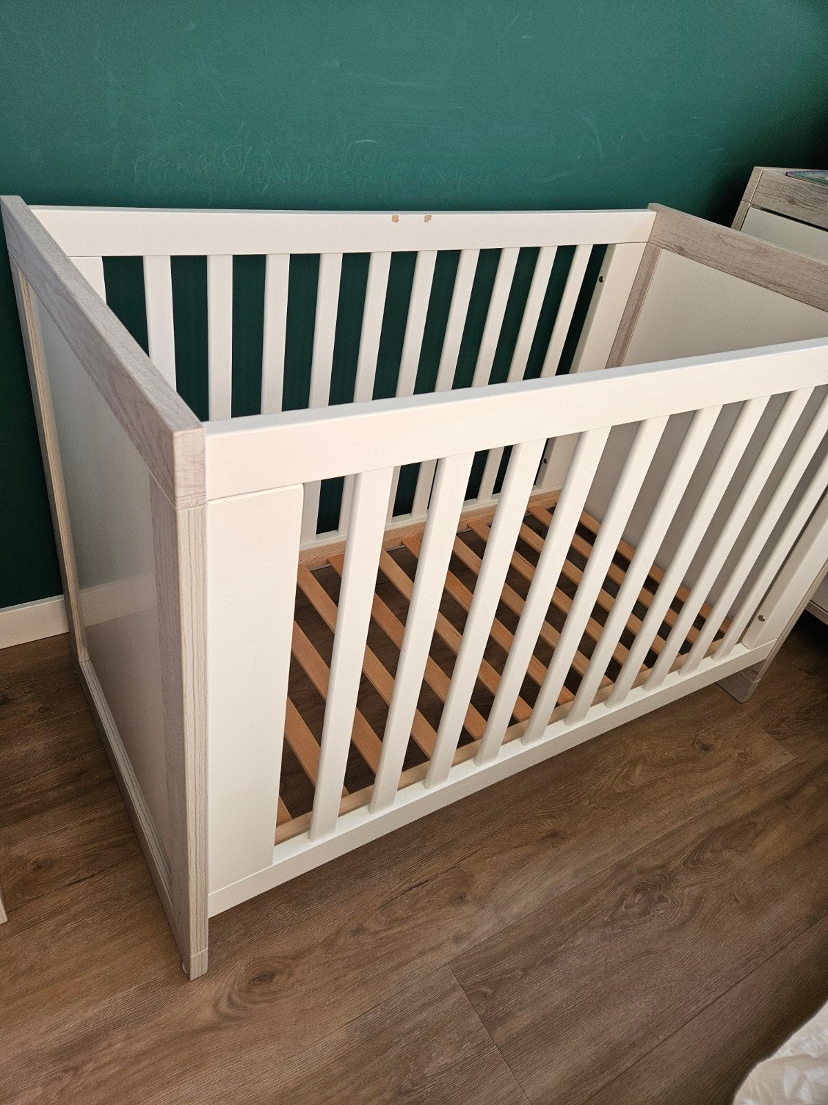 complete kinderkamer: verstelbaar ledikant, commode en kledi, Ophalen, Zo goed als nieuw, Jongetje of Meisje