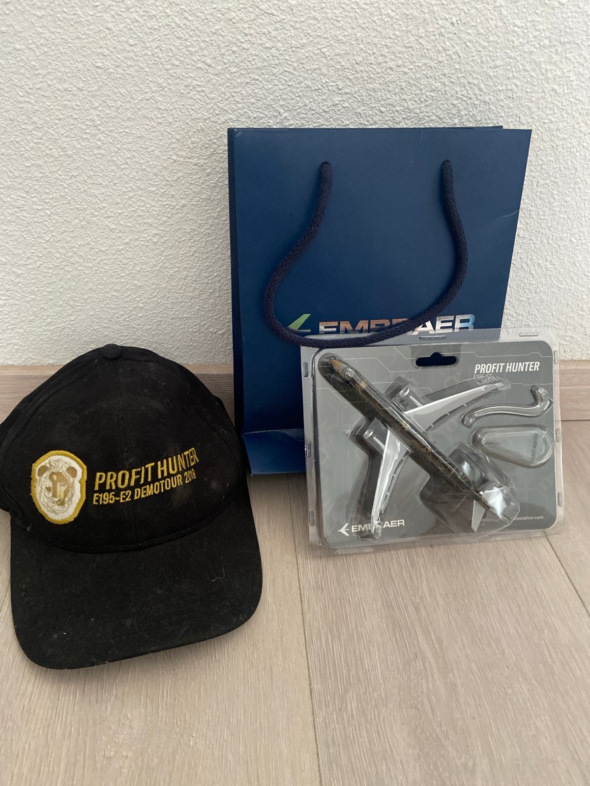 Embraer Profit Hunter E195-E2 modelvliegtuig en pet, 1:200 of kleiner, Nieuw, Vliegtuig, Ophalen