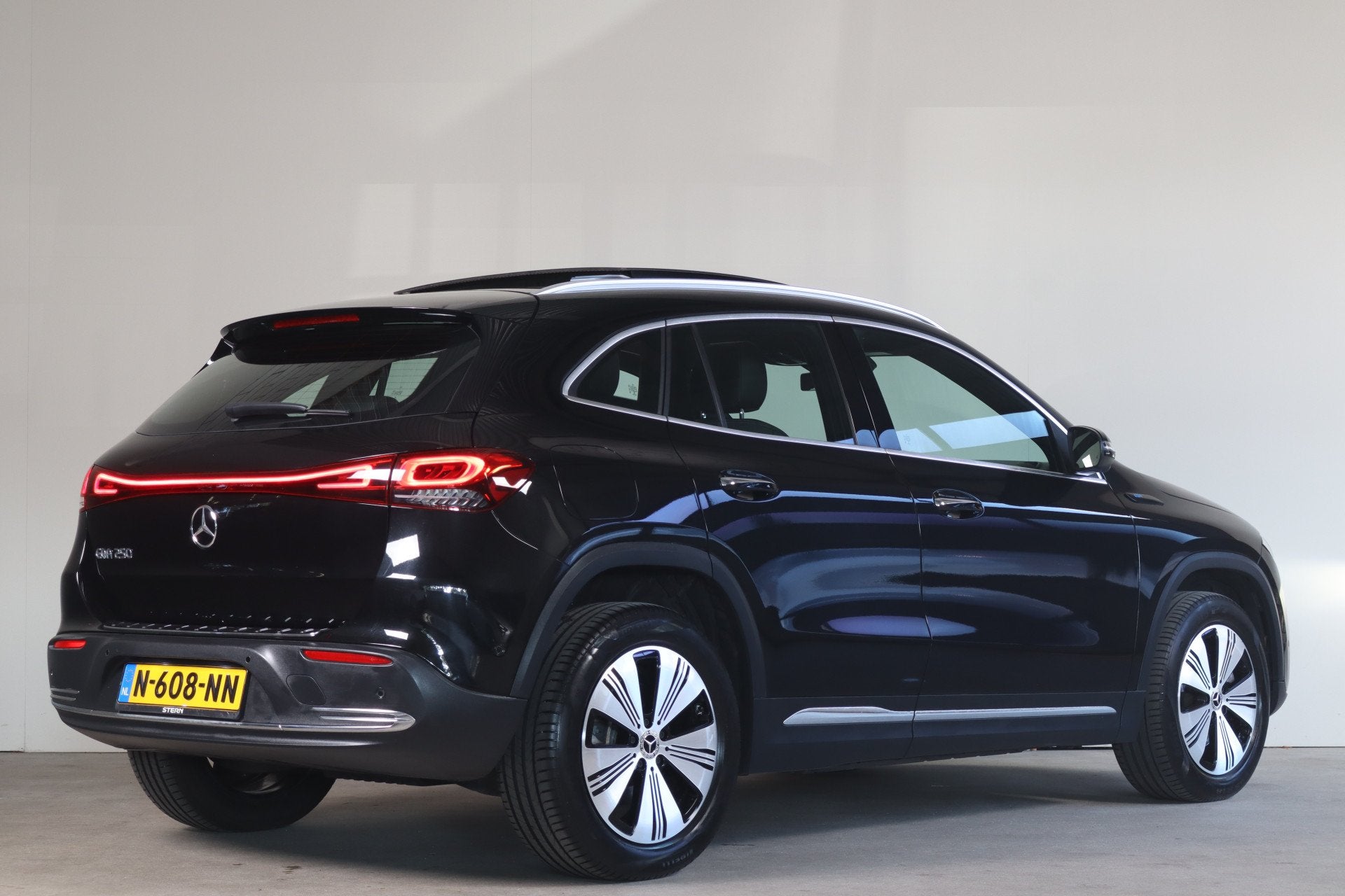 Mercedes-Benz EQA 250 Business Solution Luxury 67 kWh - NL-, 1940 kg, Gebruikt, 750 kg, Leder en Stof